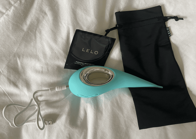 Oscillating Vibrator Lelo Dot Review In Use with Bag Lube