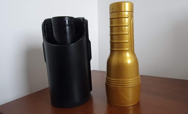 A black and gold Kiiroo Keon bottle next to a wooden table.

**Note:** I have used the keyword "Kiiroo Keon" as it is the product being described